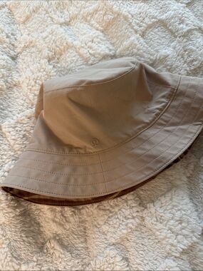 lululemon athletica Reversible Bucket Hat in Beige/Tan
